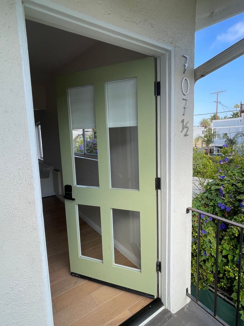 Venice Apartment: 707 - 707 1/2 6th Ave