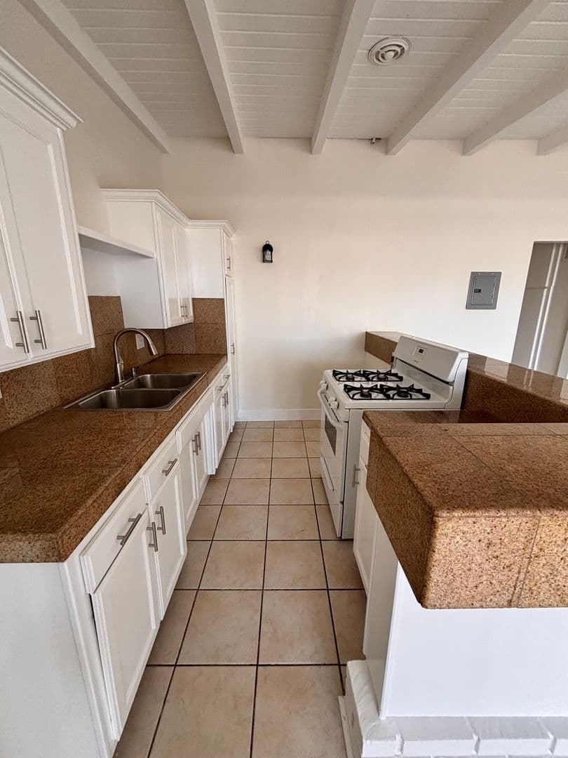 Long Beach Apartment: 1750 Redondo Ave