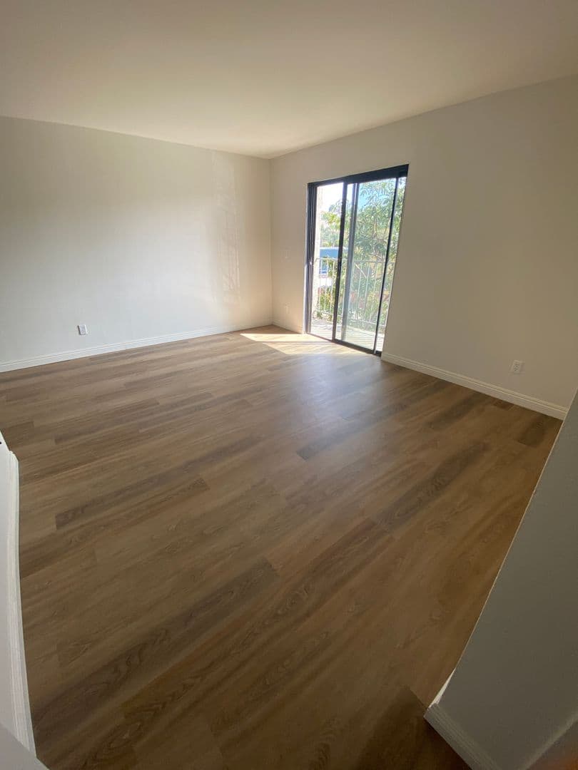 Los Angeles Apartment: 4225 Del Mar Ave