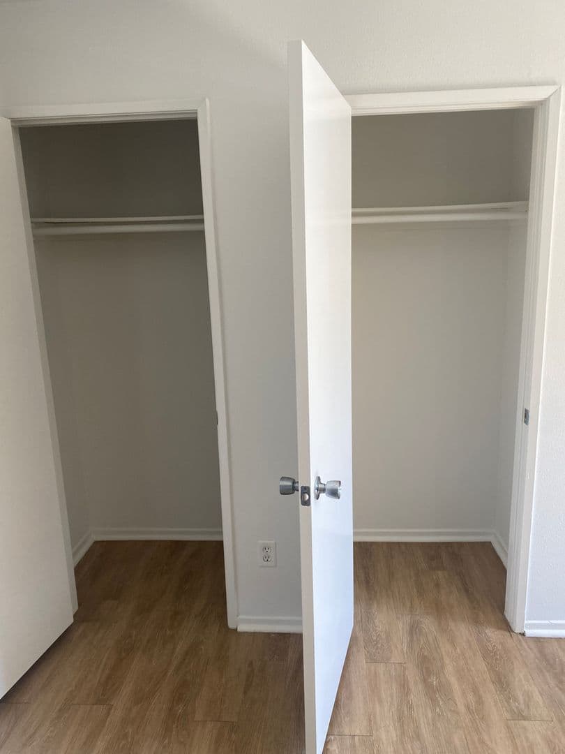 Los Angeles Apartment: 4225 Del Mar Ave