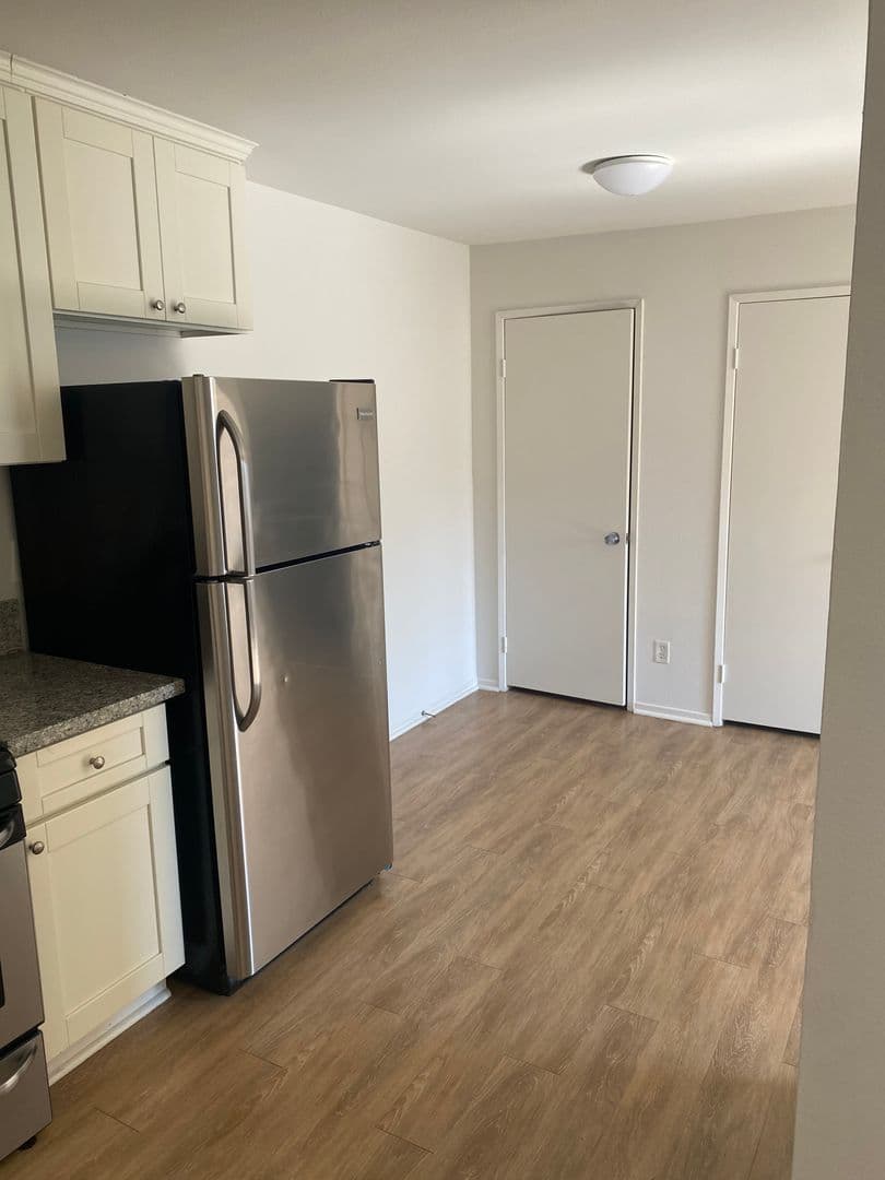 Los Angeles Apartment: 4225 Del Mar Ave