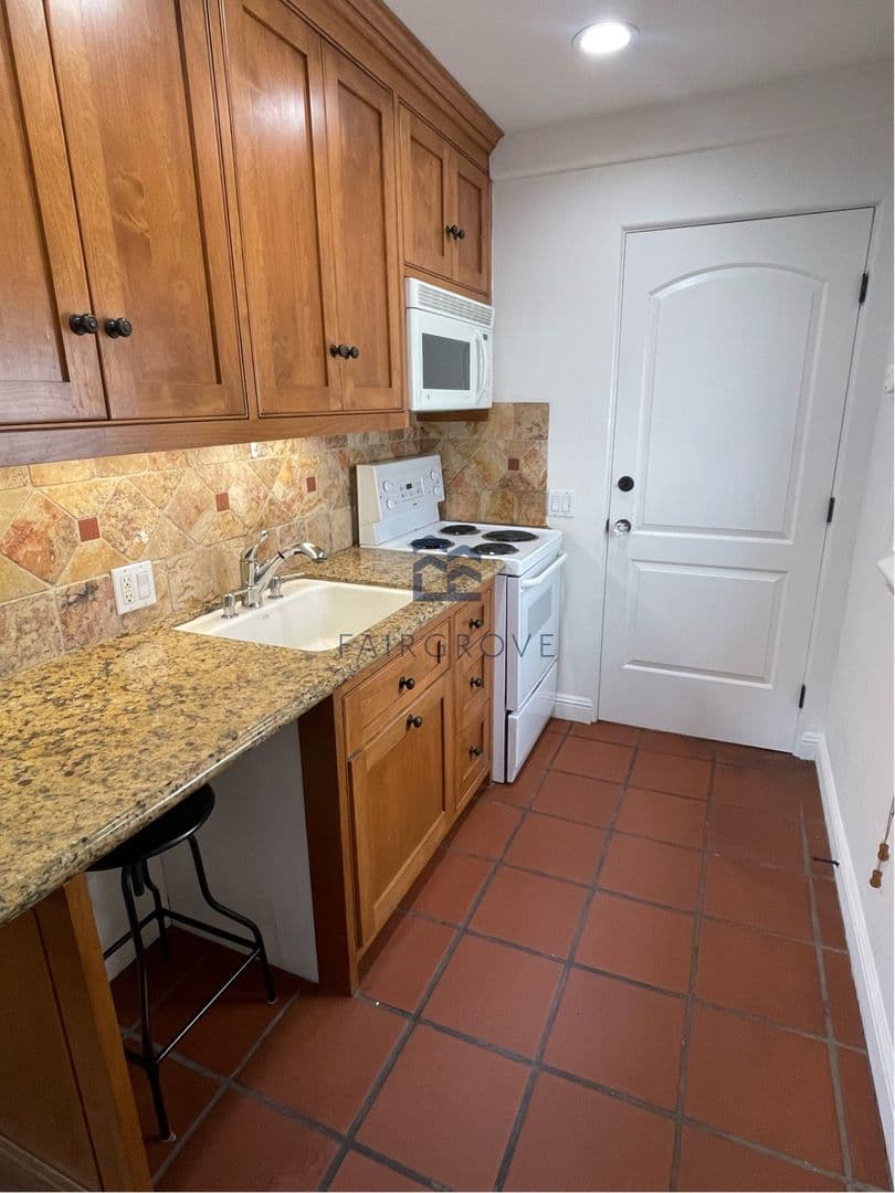 Long Beach Apartment: 160 Covina Ave