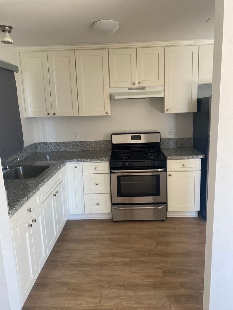 Los Angeles Apartment: 4225 Del Mar Ave