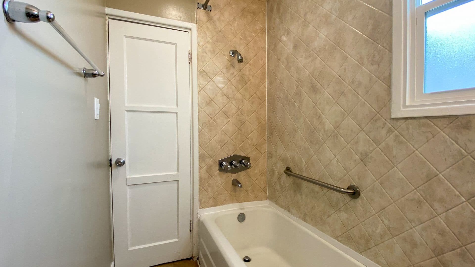San Diego Apartment: 4154-4158 Estrella Avenue