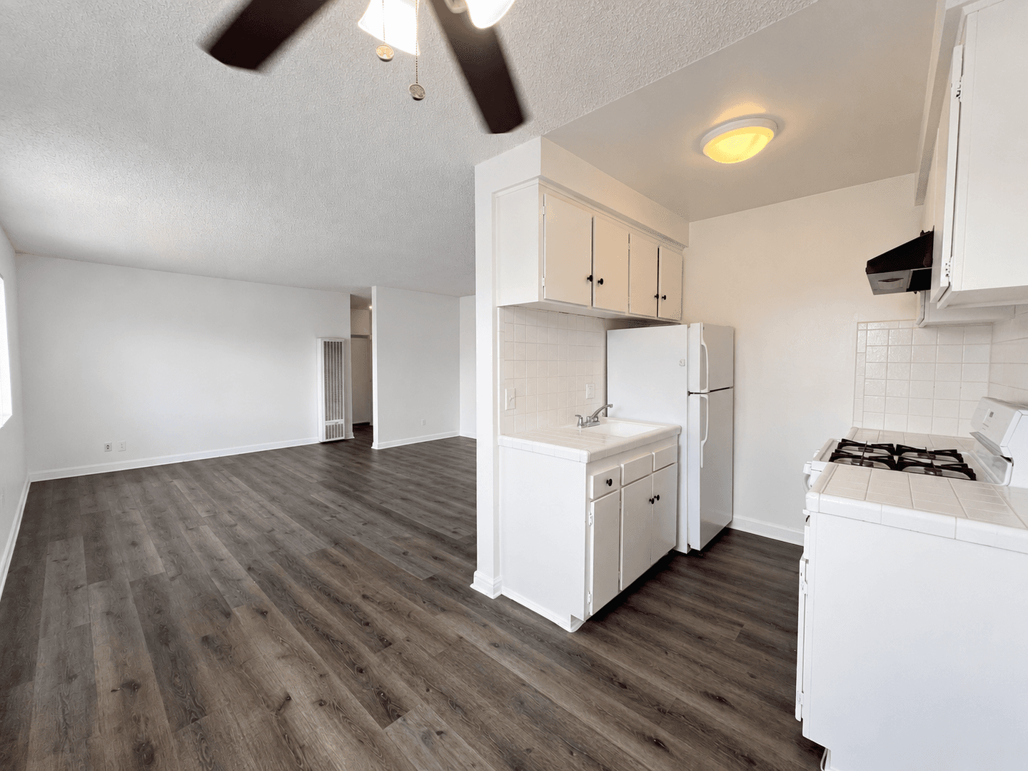 Hawthorne Apartment: 4015 W 132nd St