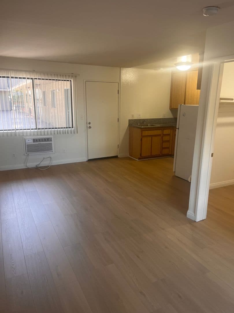 Los Angeles Apartment: 4225 Del Mar Ave