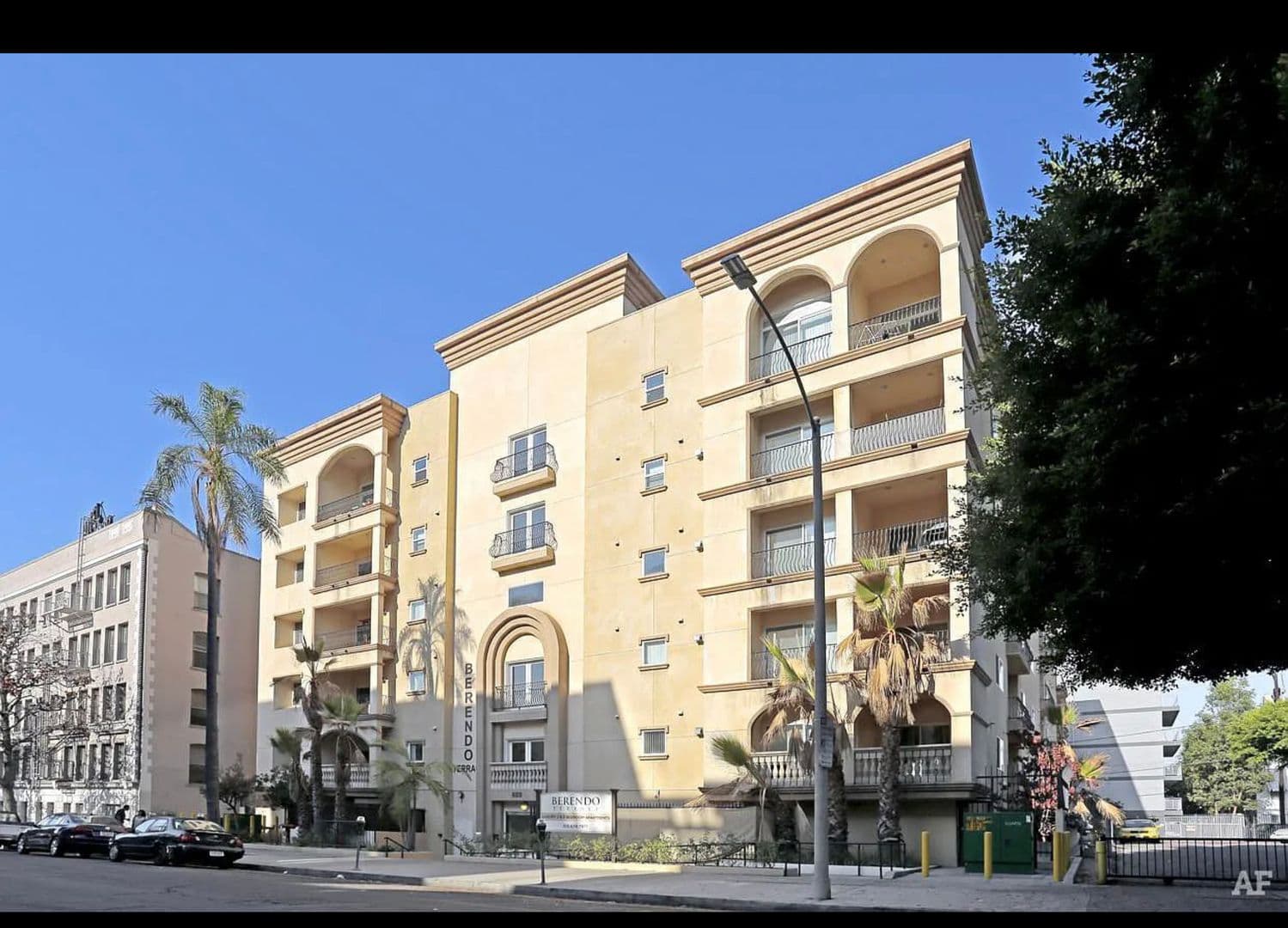 Los Angeles Apartment: 689 S Berendo St