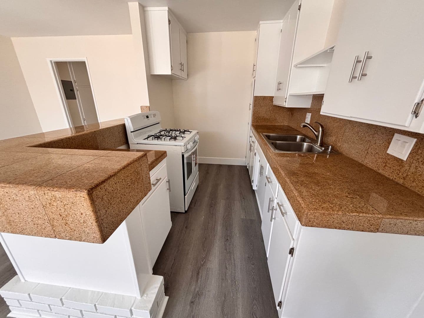 Long Beach Apartment: 1750 Redondo Ave