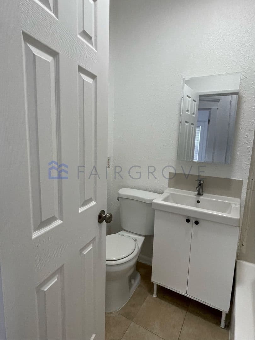 Long Beach Apartment: 920 N Washington Pl