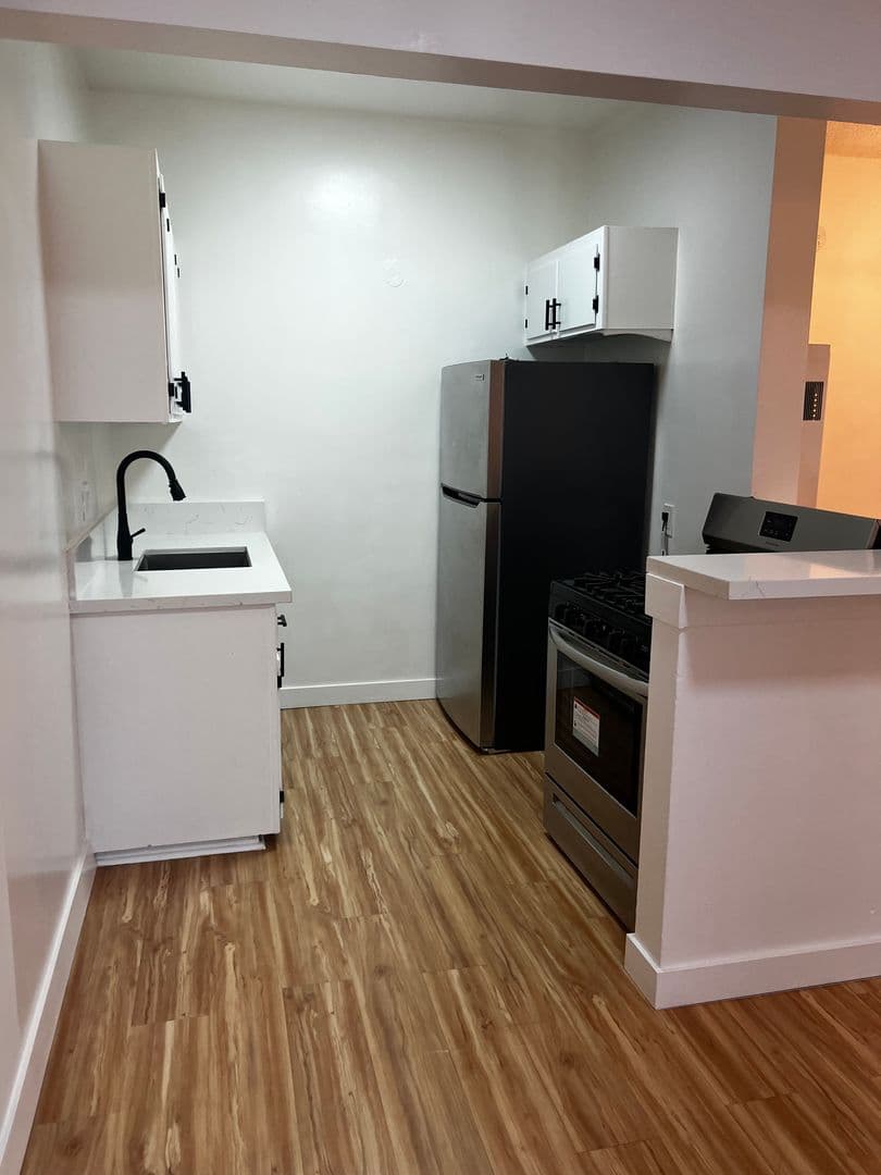 Anaheim Apartment: 937 S Roberts St