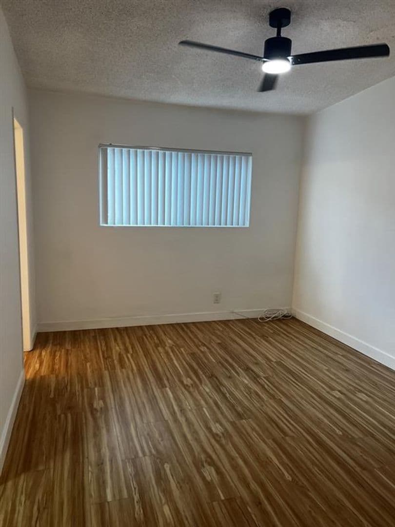Anaheim Apartment: 937 S Roberts St
