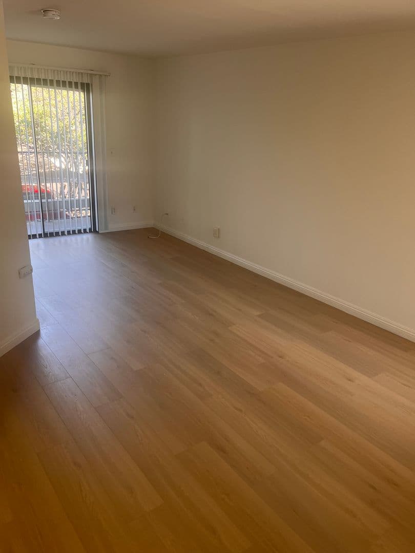 Los Angeles Apartment: 4225 Del Mar Ave