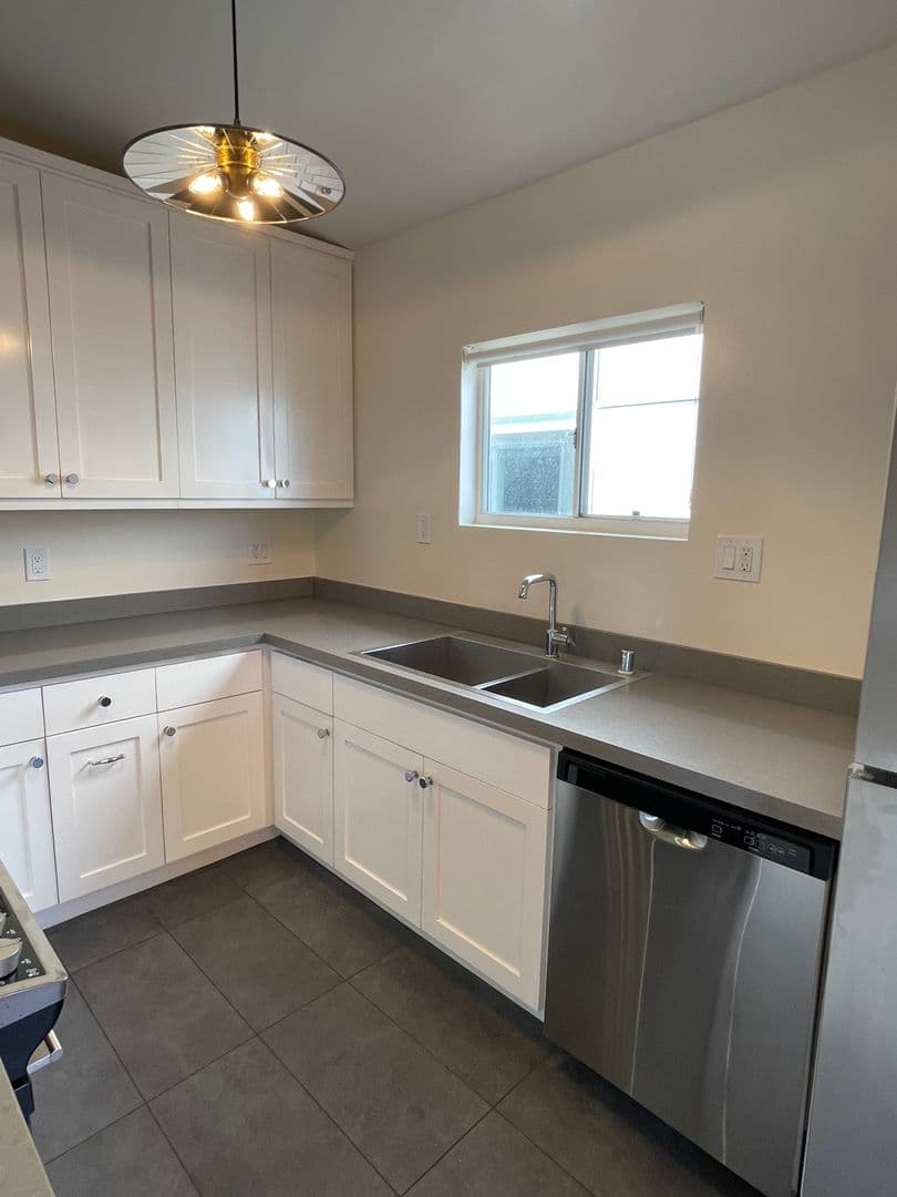 Venice Apartment: 707 - 707 1/2 6th Ave