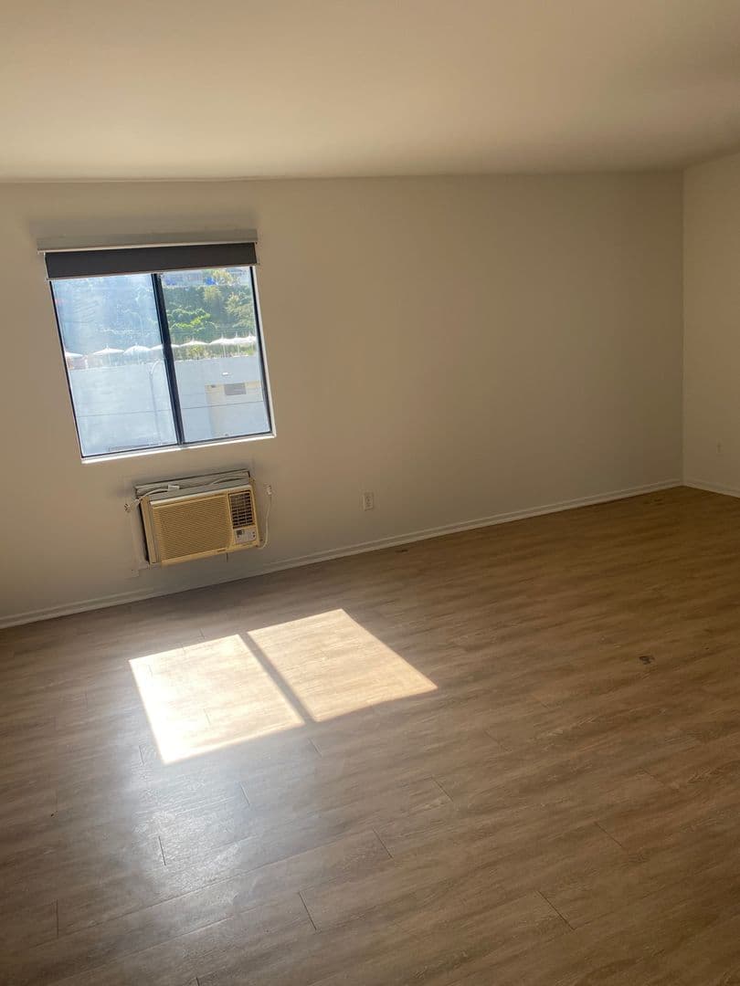 Los Angeles Apartment: 4225 Del Mar Ave