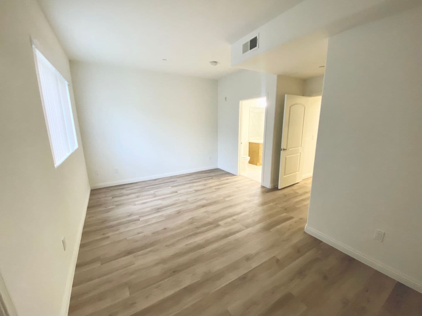 Los Angeles Apartment: 689 S Berendo St