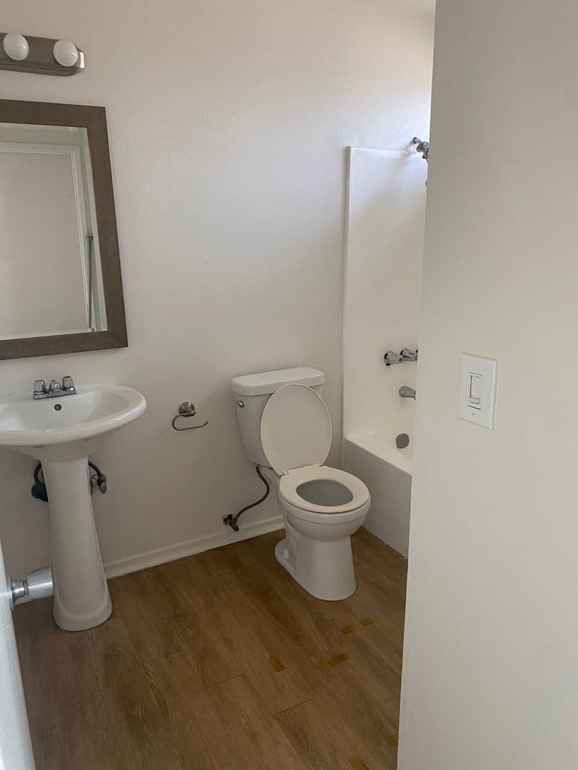 Los Angeles Apartment: 4225 Del Mar Ave
