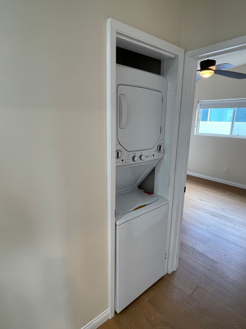 Venice Apartment: 707 - 707 1/2 6th Ave