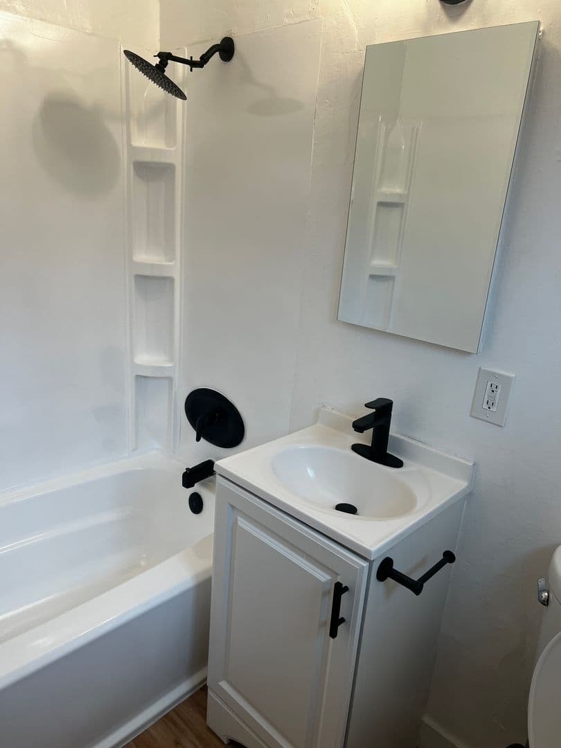 Anaheim Apartment: 937 S Roberts St