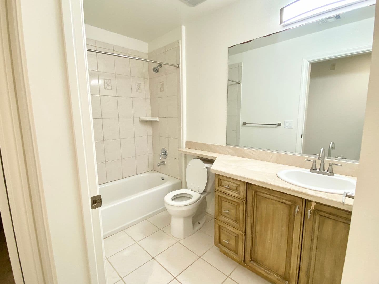 Los Angeles Apartment: 689 S Berendo St