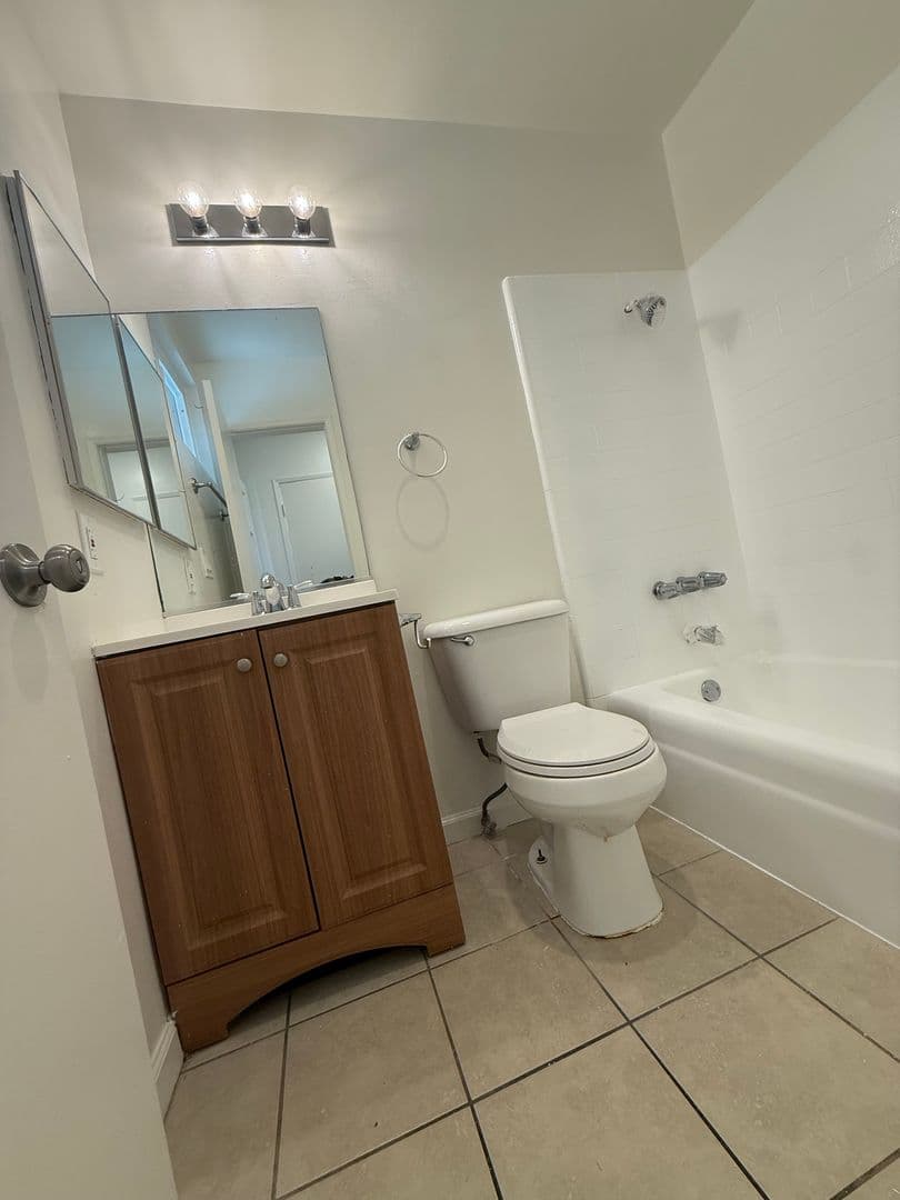Long Beach Apartment: 1133 Freeman Ave