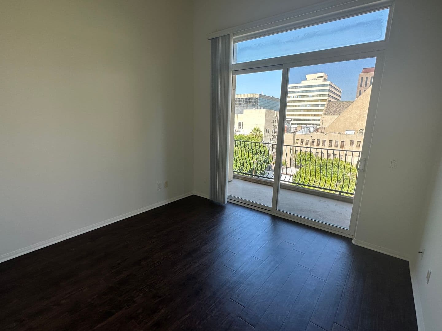 Los Angeles Apartment: 689 S Berendo St
