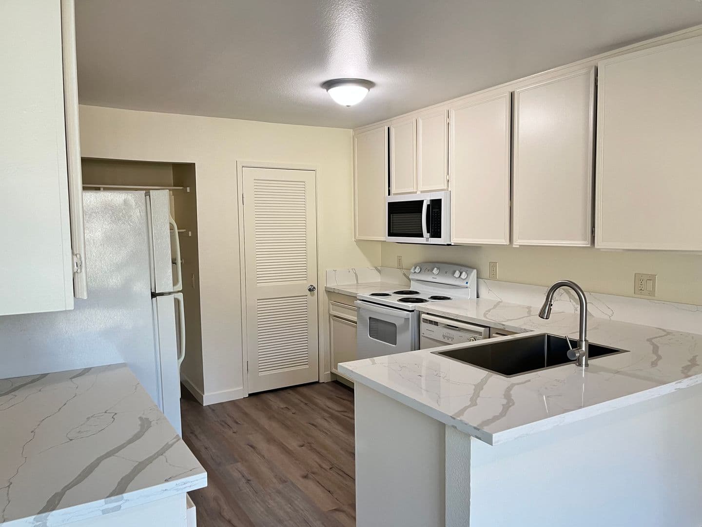 San Diego House: 2358 Adirondack Row #06