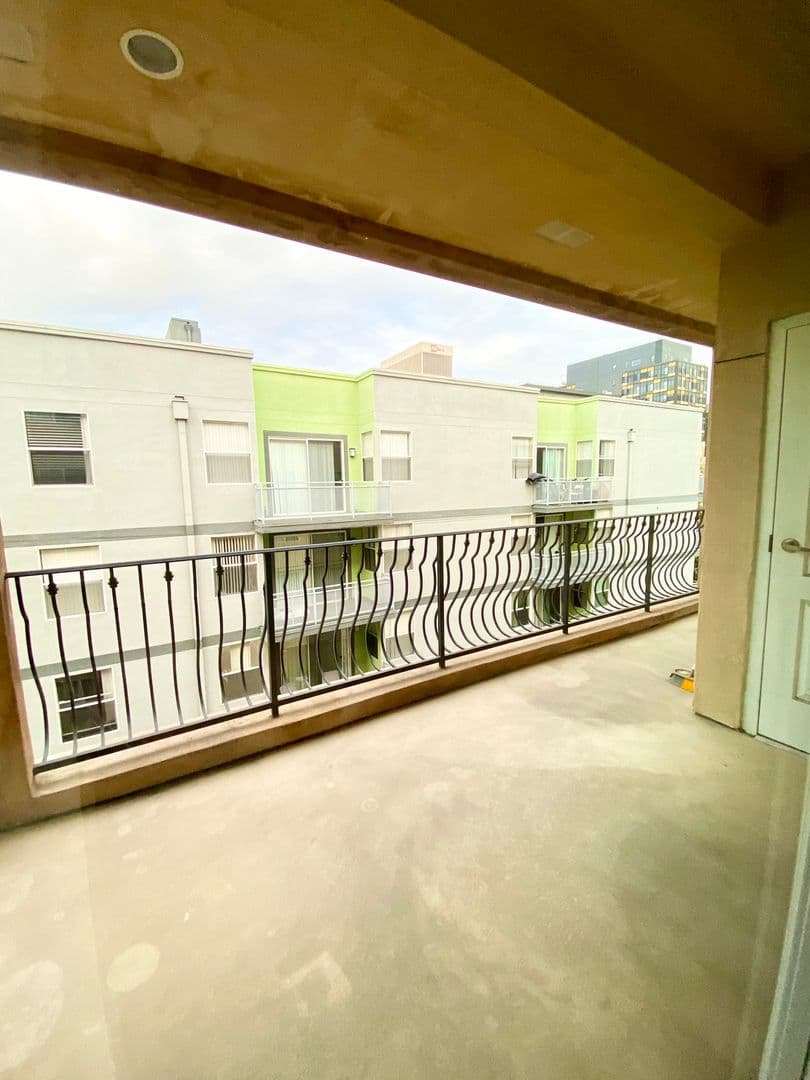 Los Angeles Apartment: 689 S Berendo St