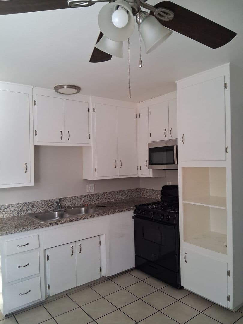 Paramount Apartment: 16619-16621 Downey Ave