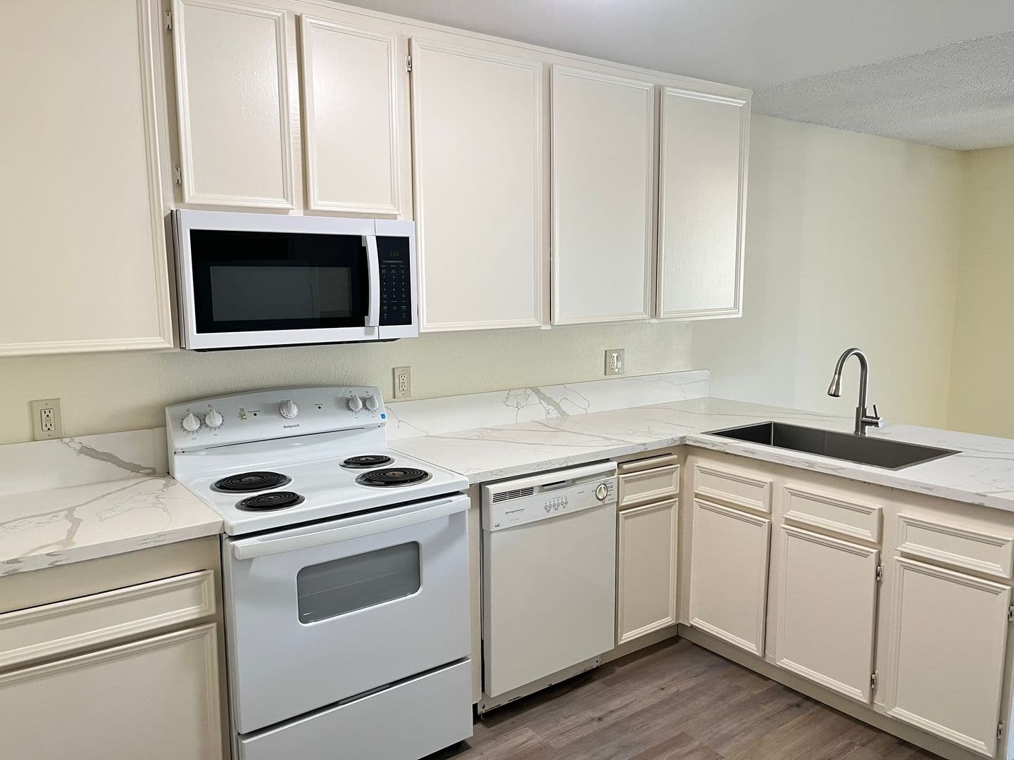 San Diego House: 2358 Adirondack Row #06