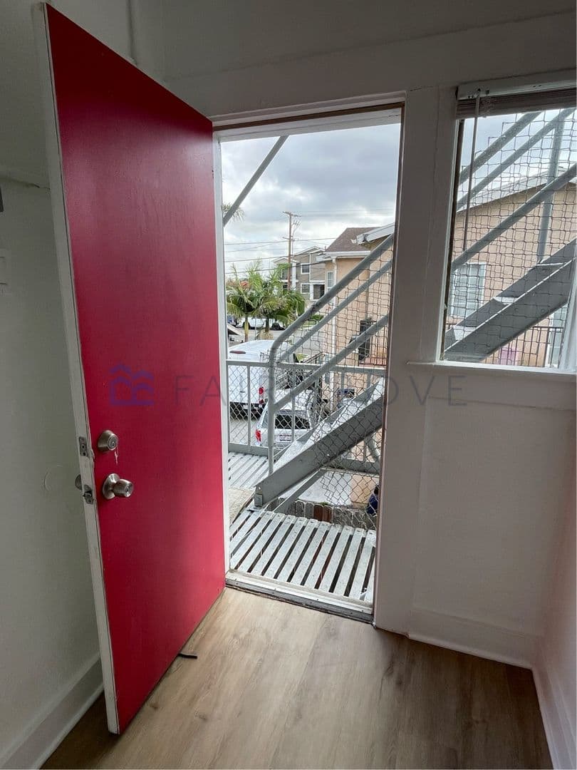 Long Beach Apartment: 920 N Washington Pl