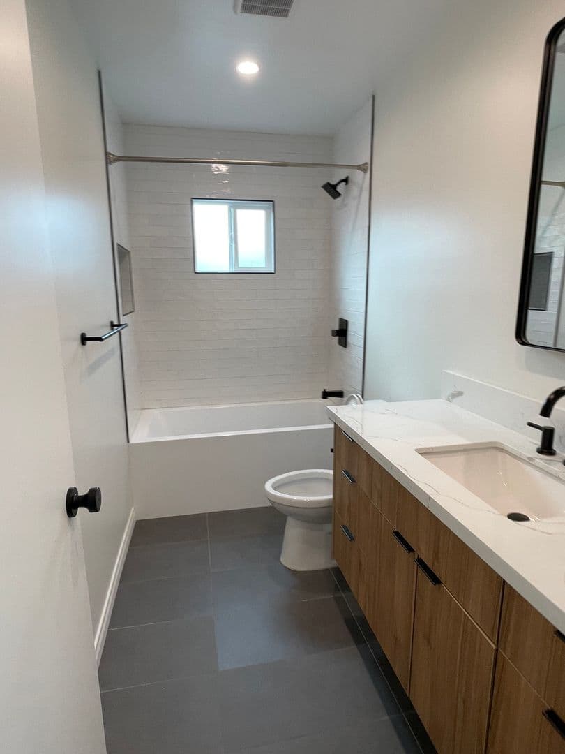 Venice Apartment: 707 - 707 1/2 6th Ave