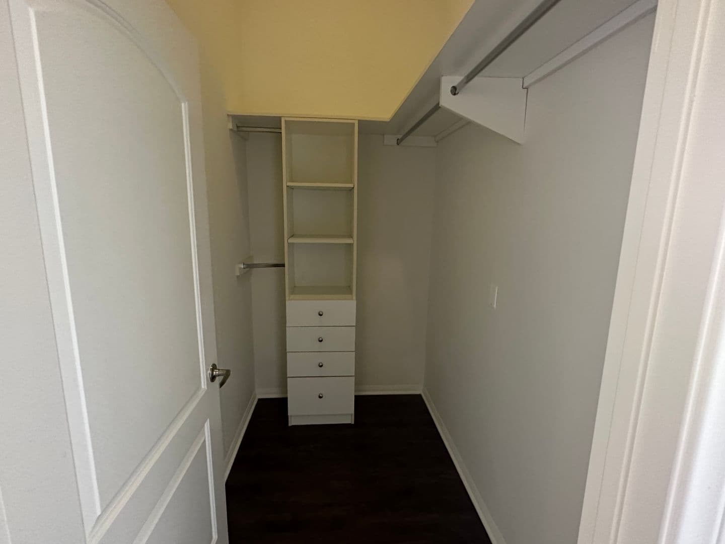 Los Angeles Apartment: 689 S Berendo St