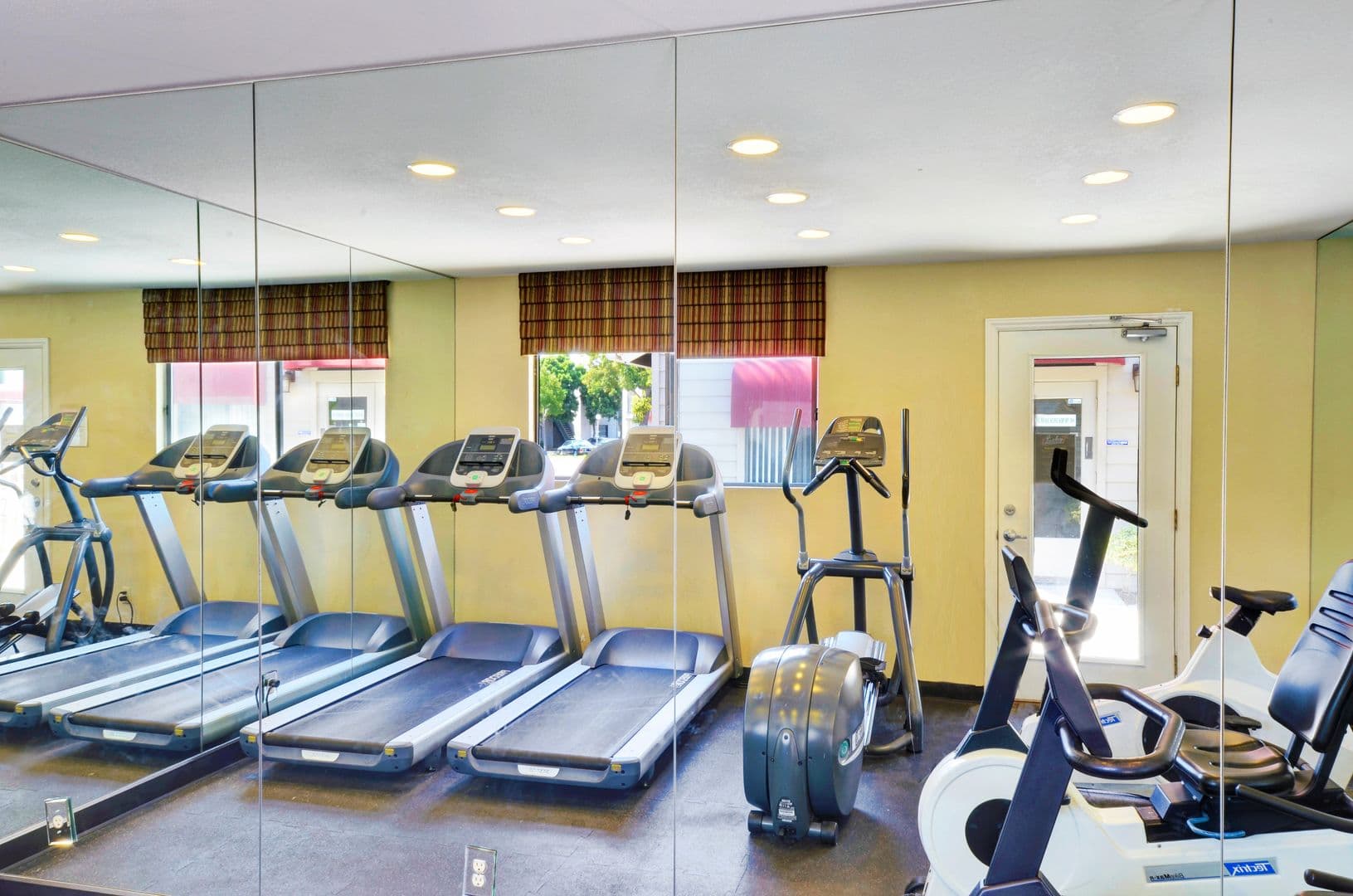 San Diego Apartment: 1587 Oro Vista Road