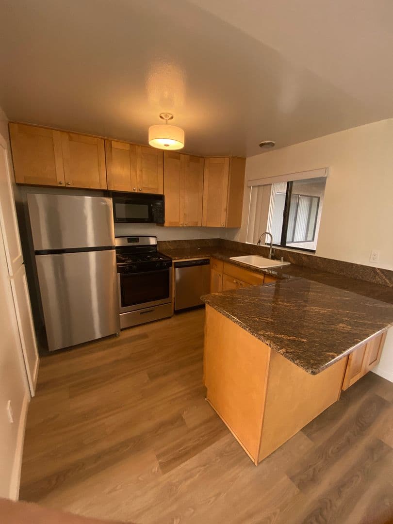 Los Angeles Apartment: 4225 Del Mar Ave