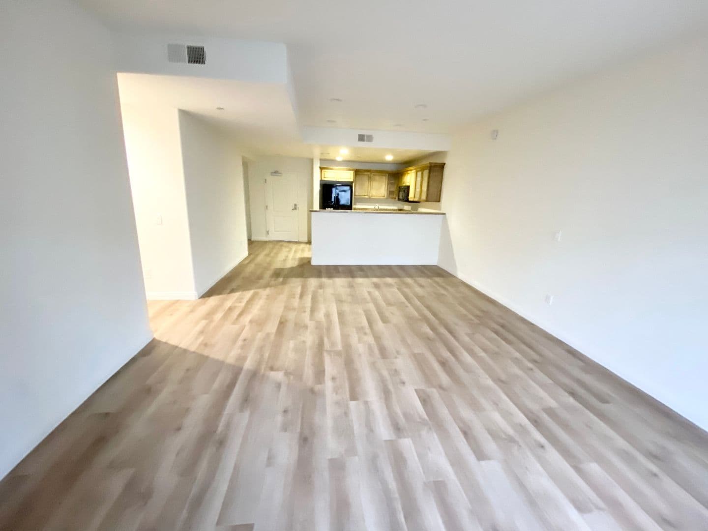 Los Angeles Apartment: 689 S Berendo St