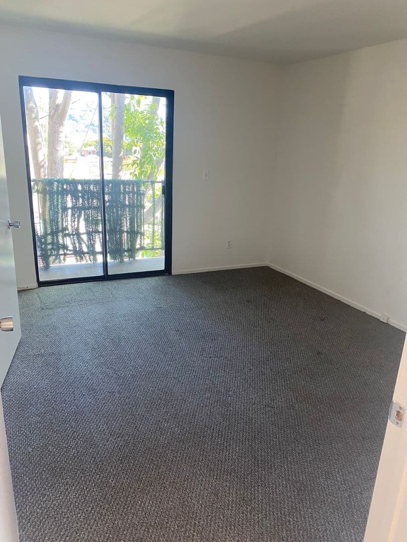 Los Angeles Apartment: 4225 Del Mar Ave