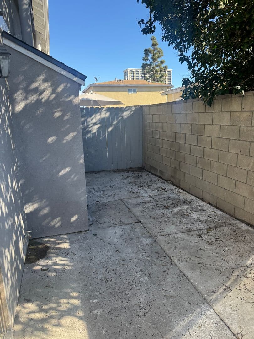 Costa Mesa Apartment: 1940 Wallace Ave