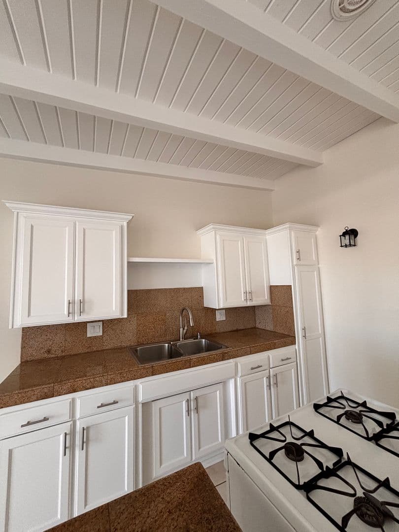 Long Beach Apartment: 1750 Redondo Ave