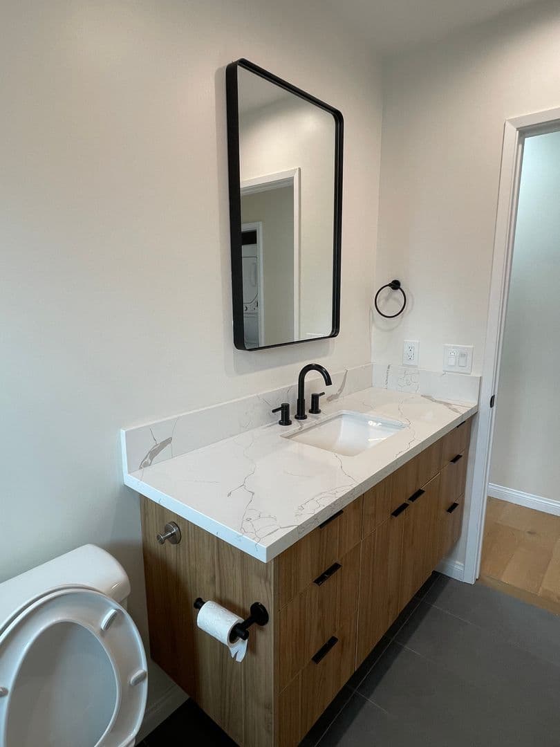 Venice Apartment: 707 - 707 1/2 6th Ave
