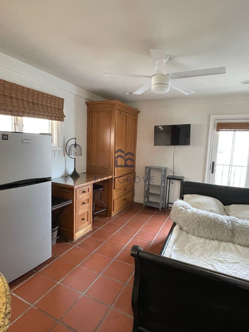 Long Beach Apartment: 160 Covina Ave
