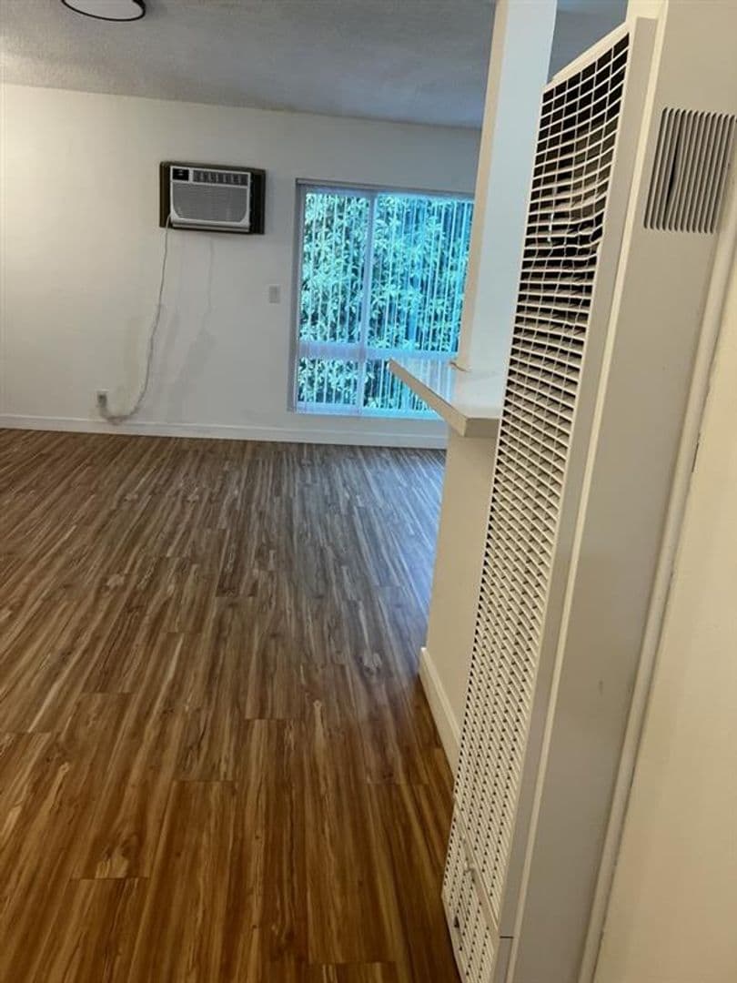 Anaheim Apartment: 937 S Roberts St