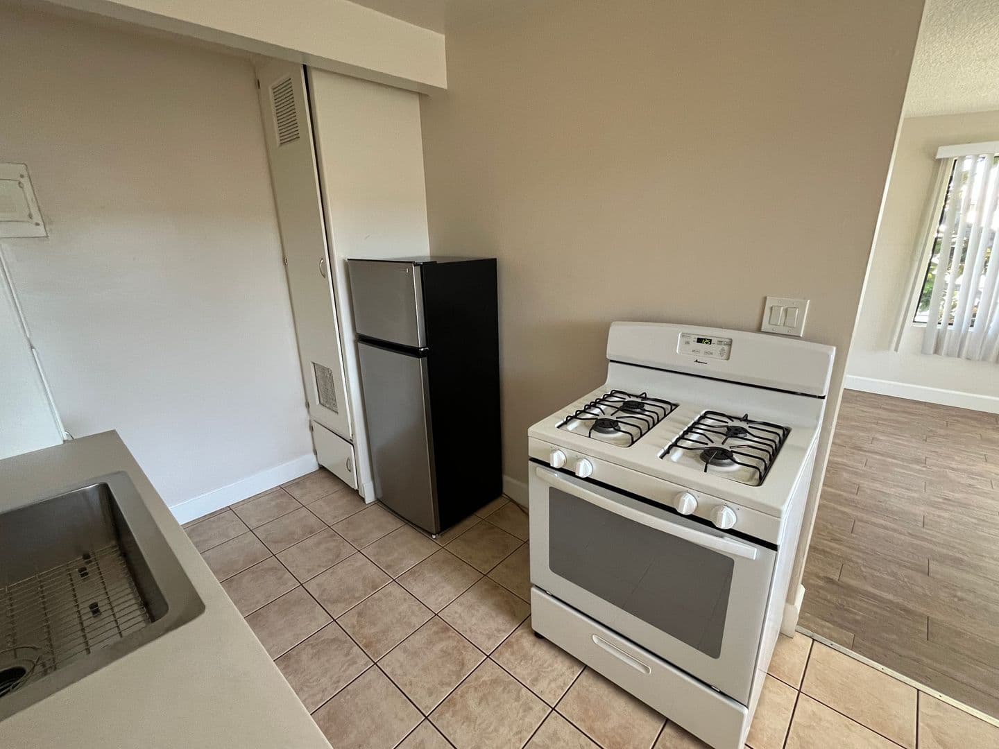 Anaheim Apartment: 119-135 S Fahrion Pl