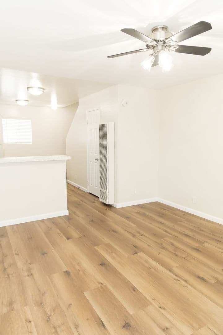 Long Beach Apartment: 3787 E 11th St