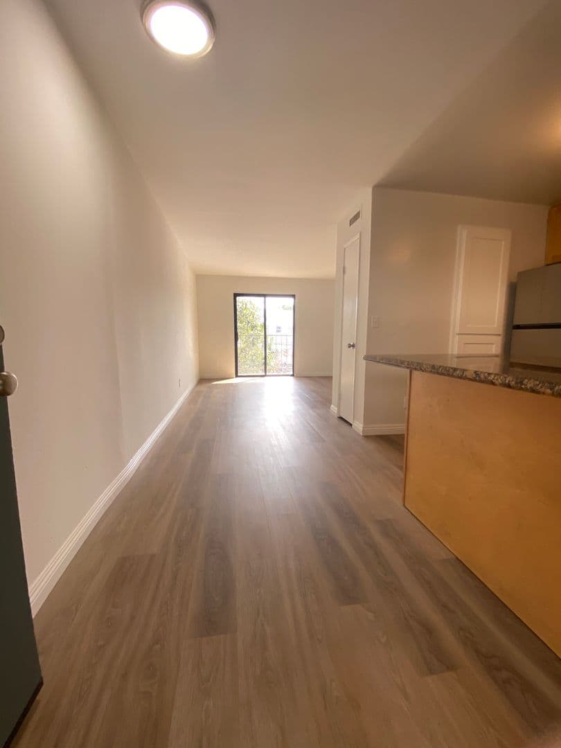 Los Angeles Apartment: 4225 Del Mar Ave