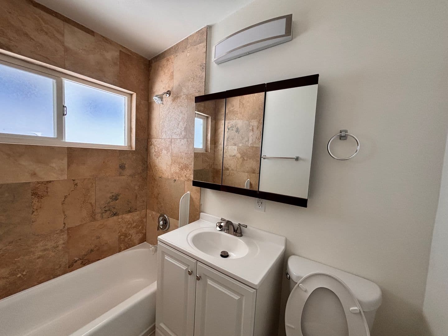 Long Beach Apartment: 1750 Redondo Ave