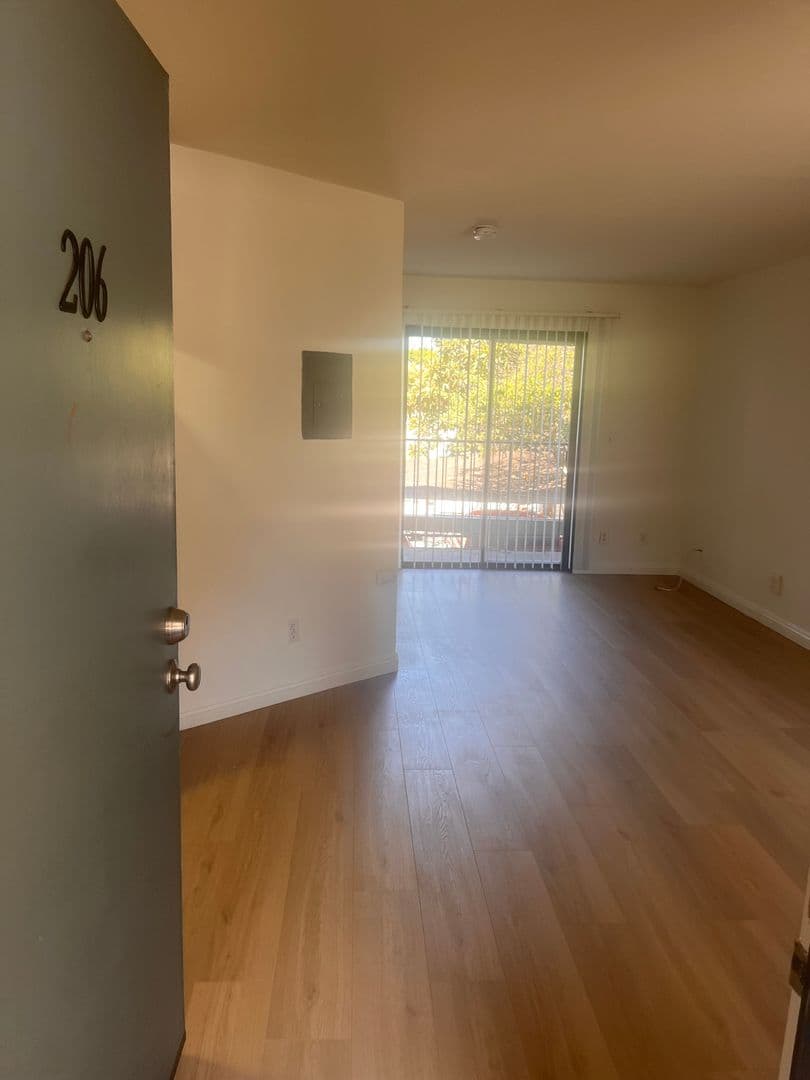 Los Angeles Apartment: 4225 Del Mar Ave