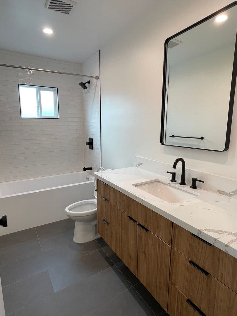 Venice Apartment: 707 - 707 1/2 6th Ave