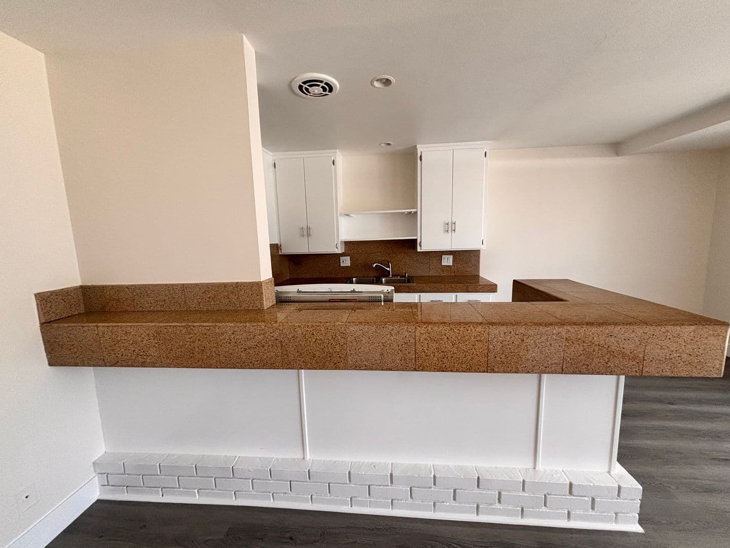Long Beach Apartment: 1750 Redondo Ave