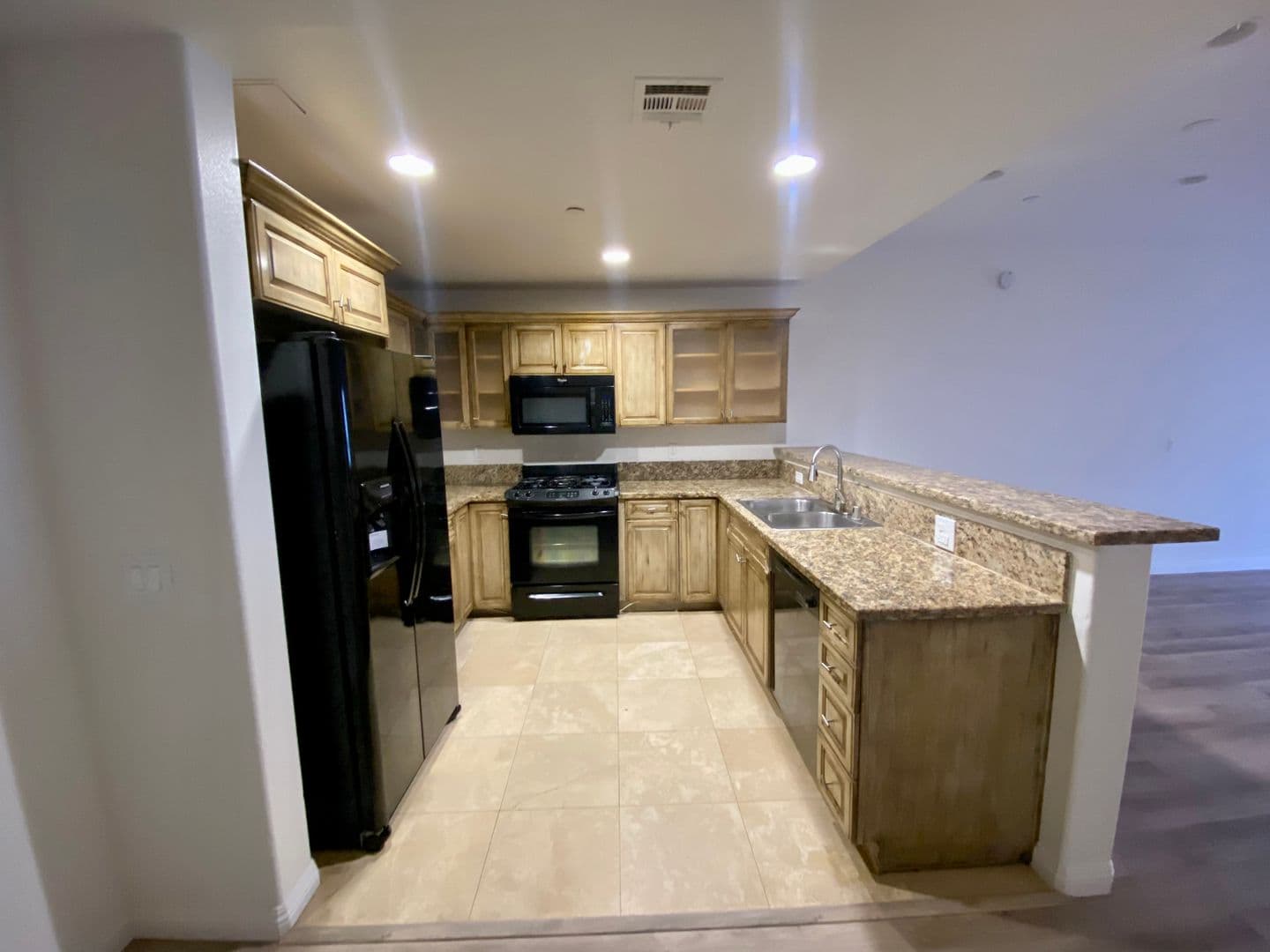 Los Angeles Apartment: 689 S Berendo St