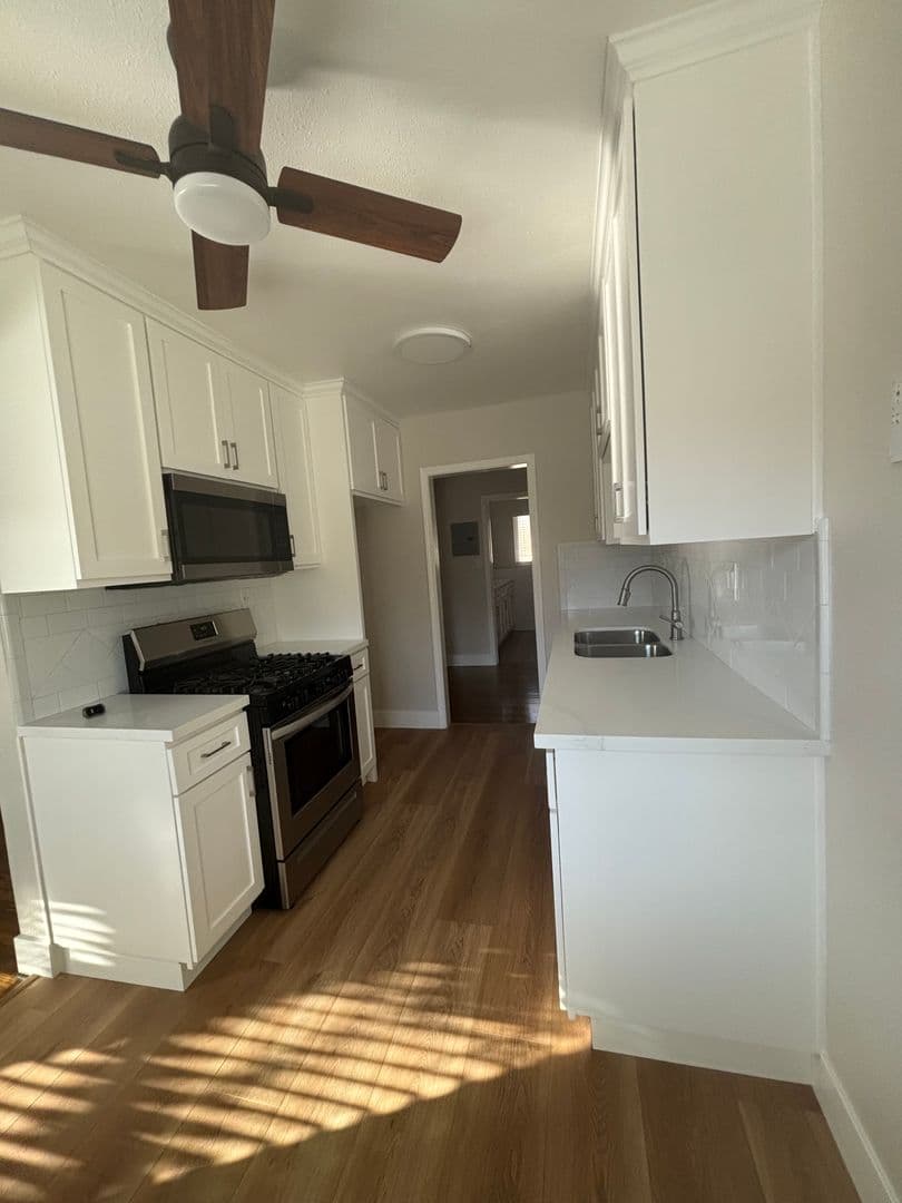 Paramount Apartment: 15921-59 Downey Ave